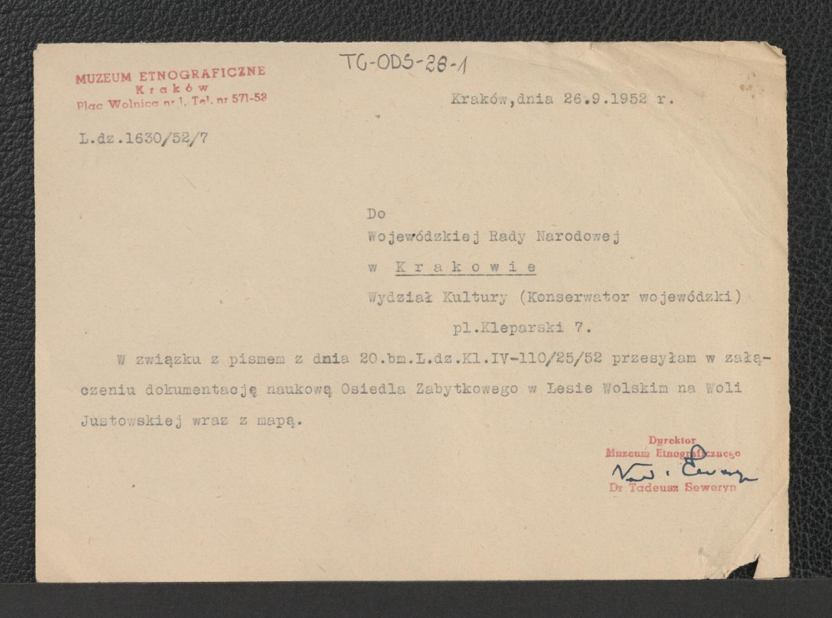 pismo przewodnie z dnia 26 września 1952 r. informujące o wysłaniu przez dyrektora Muzeum Etnograficznego w Krakowie do Wydziału Kultury (konserwatora wojewódzkiego) Wojewódzkiej Rady Narodowej w Krakowie dokumentacji naukowej Osiedla Zabytkowego w Lesie Wolskim na Woli Justowskiej wraz z mapą, skan 1