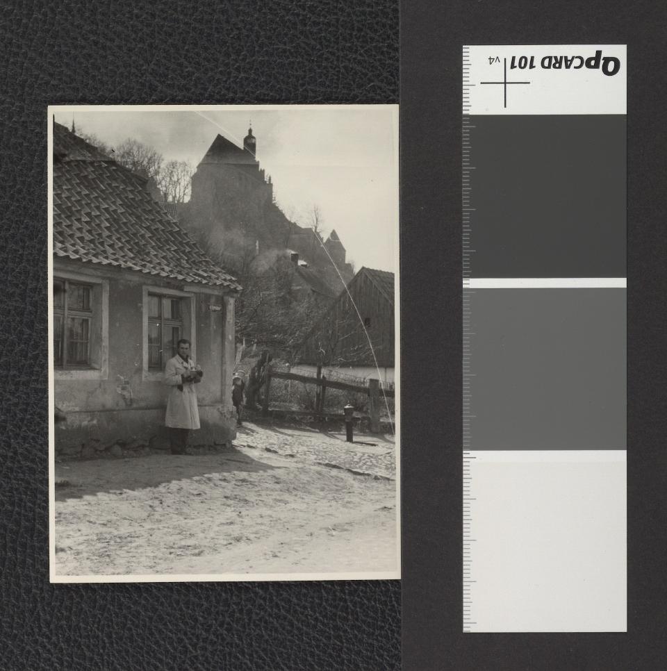 widok na kościół pod wezwaniem św. Jana Chrzciciela i Jana Ewangelisty; prawdopodobnie widoczny jest tu także Stanisław Miłoszewski, skan 1