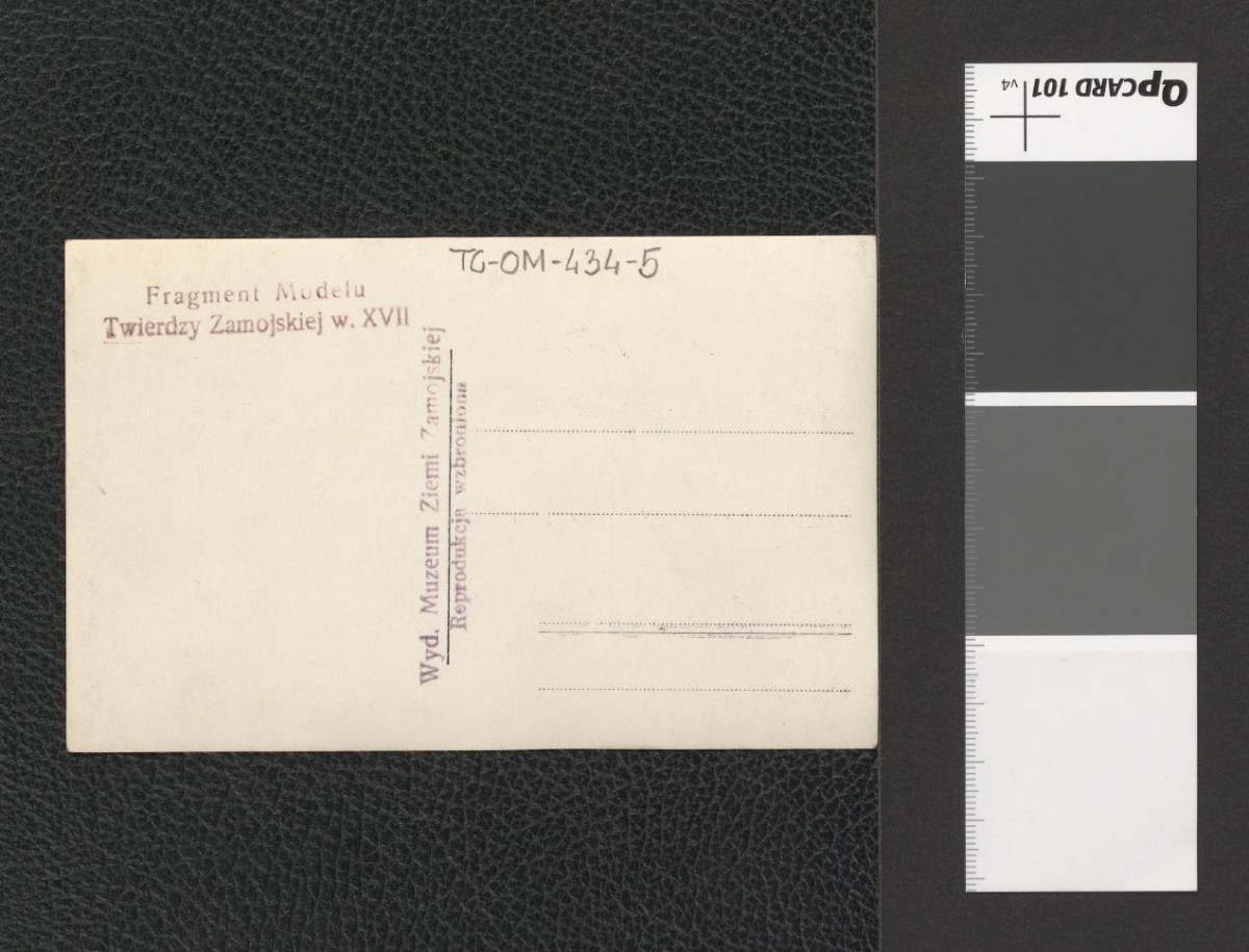 fragment modelu twierdzy zamojskiej ukazujący miasto z lotu ptaka (fotografia dwubarwna w formie pocztówki), skan 2