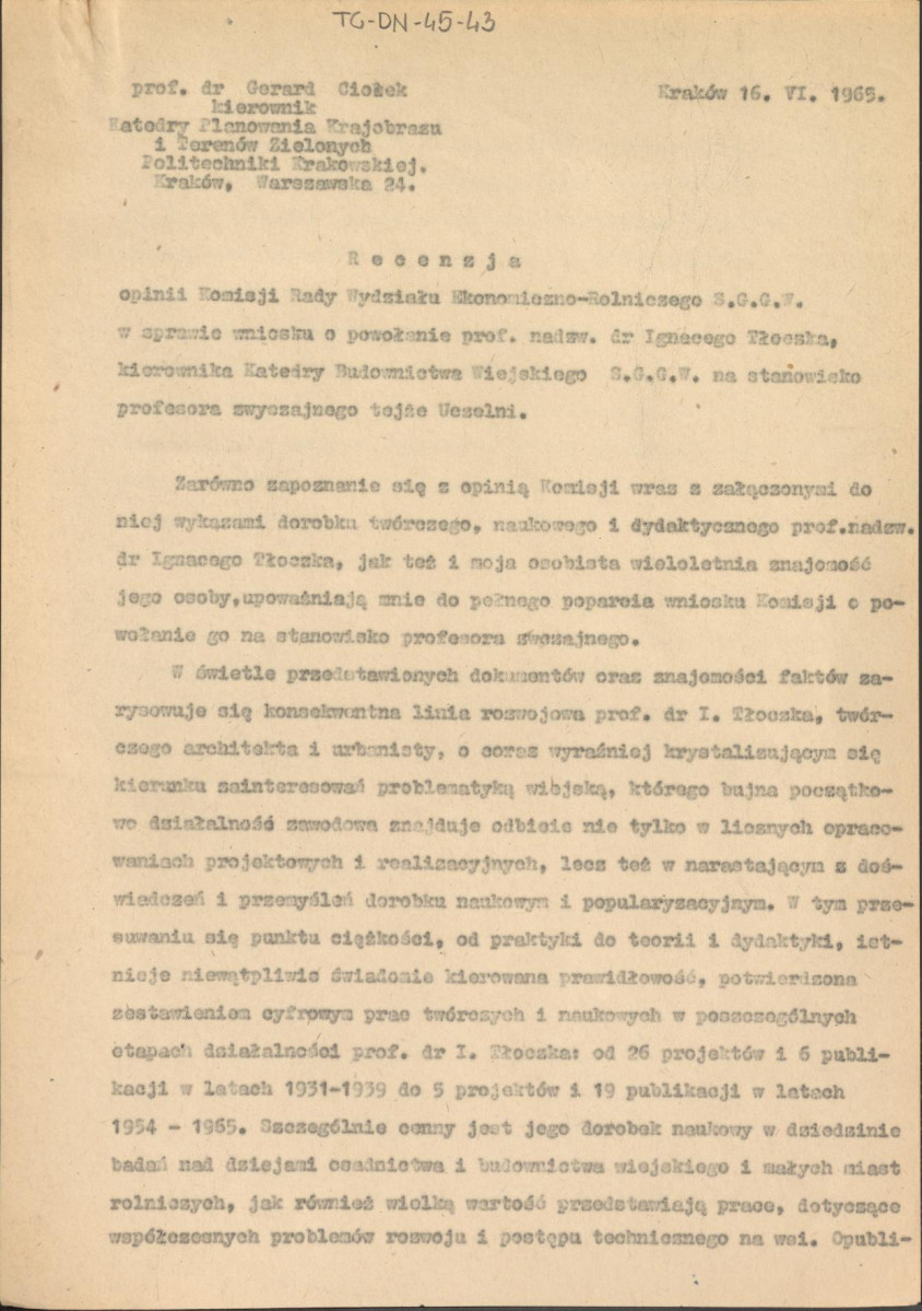 recenzja z dnia 16 czerwca 1965 r. opinii Komisji Rady Wydziału Ekonomiczno-Rolniczego SGGW w sprawie wniosku o powołanie kierownika Katedry Budownictwa Wiejskiego SGGW Ignacego Tłoczka na stanowisko profesora zwyczajnego tejże uczelni , skan 1