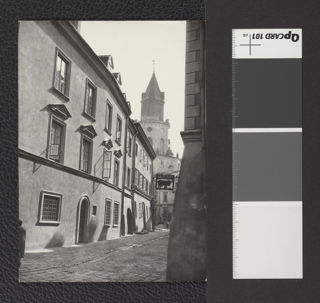 karta pocztowa przedstawiająca ul. Jezuicką; w tle widoczna Brama Trynitarska, skan 1