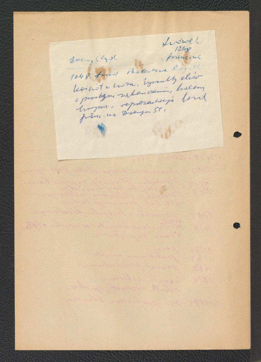 wypis z Browiński, 1957 zawierający zwięzłą chronologię miejscowości i opactwa począwszy od 1289 r. (ewentualnie 1217 r.) kiedy to lokowano wymienione miasto; kolejna chronologia być może z drugiego wydania publikacji wzmiankowanego autora w roku 1961; na odwrocie wypis z Dolny Śląsk wzmiankujący fundacje Bolesława Rogatki z 1248 r. , skan 2