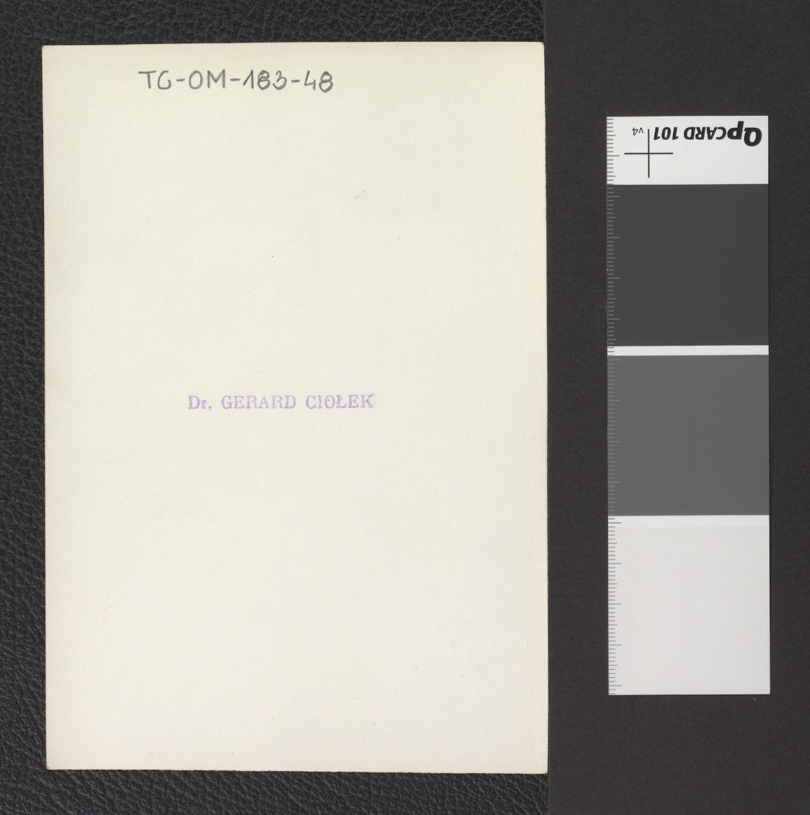 fragment rynku z widoczną po prawej stronie elewacją kamienicy przy ul. Złotej, w tle widoczne przejście ku ul. Rybnej, skan 2