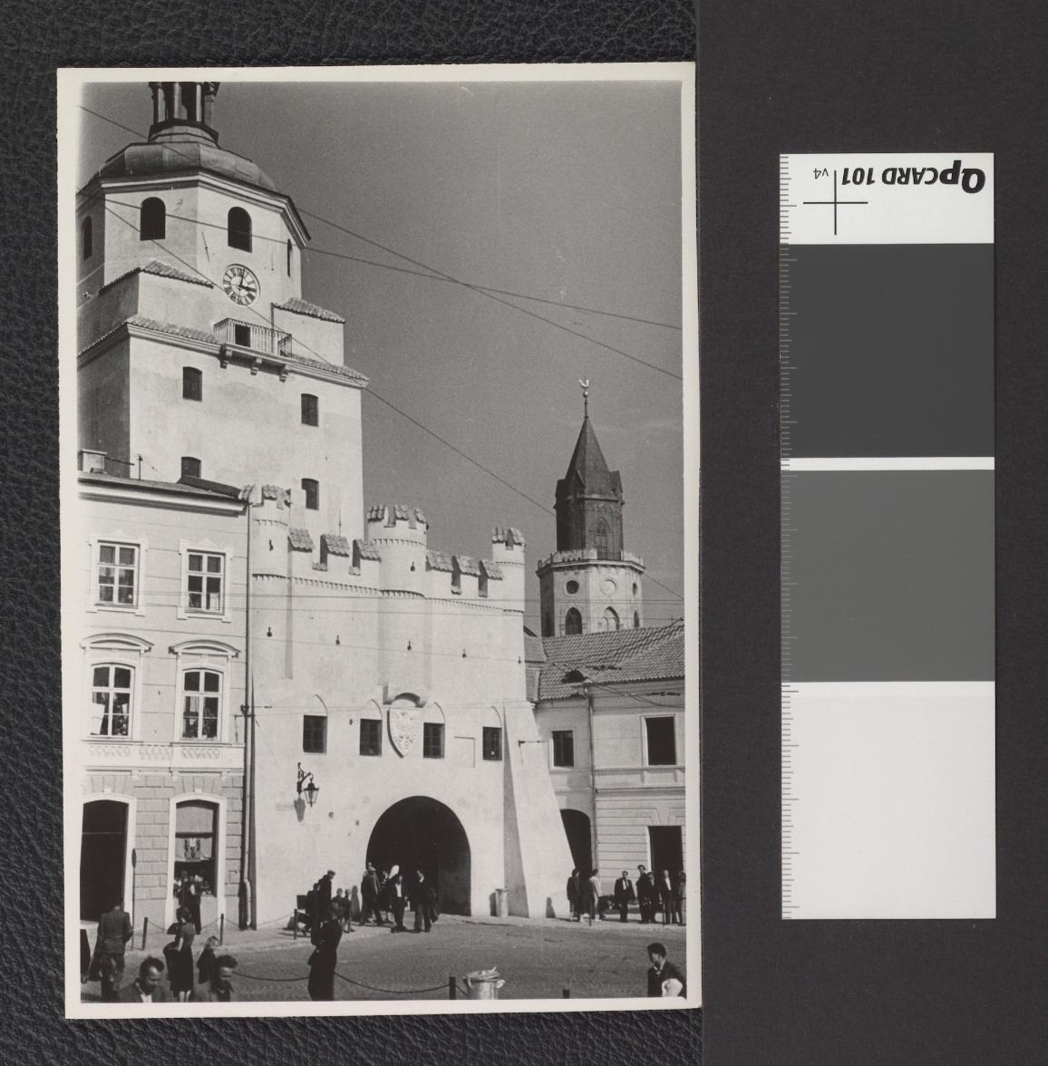 Brama Krakowska widoczna od strony Placu Łokietka; w tle Baszta Trynitarska, skan 1