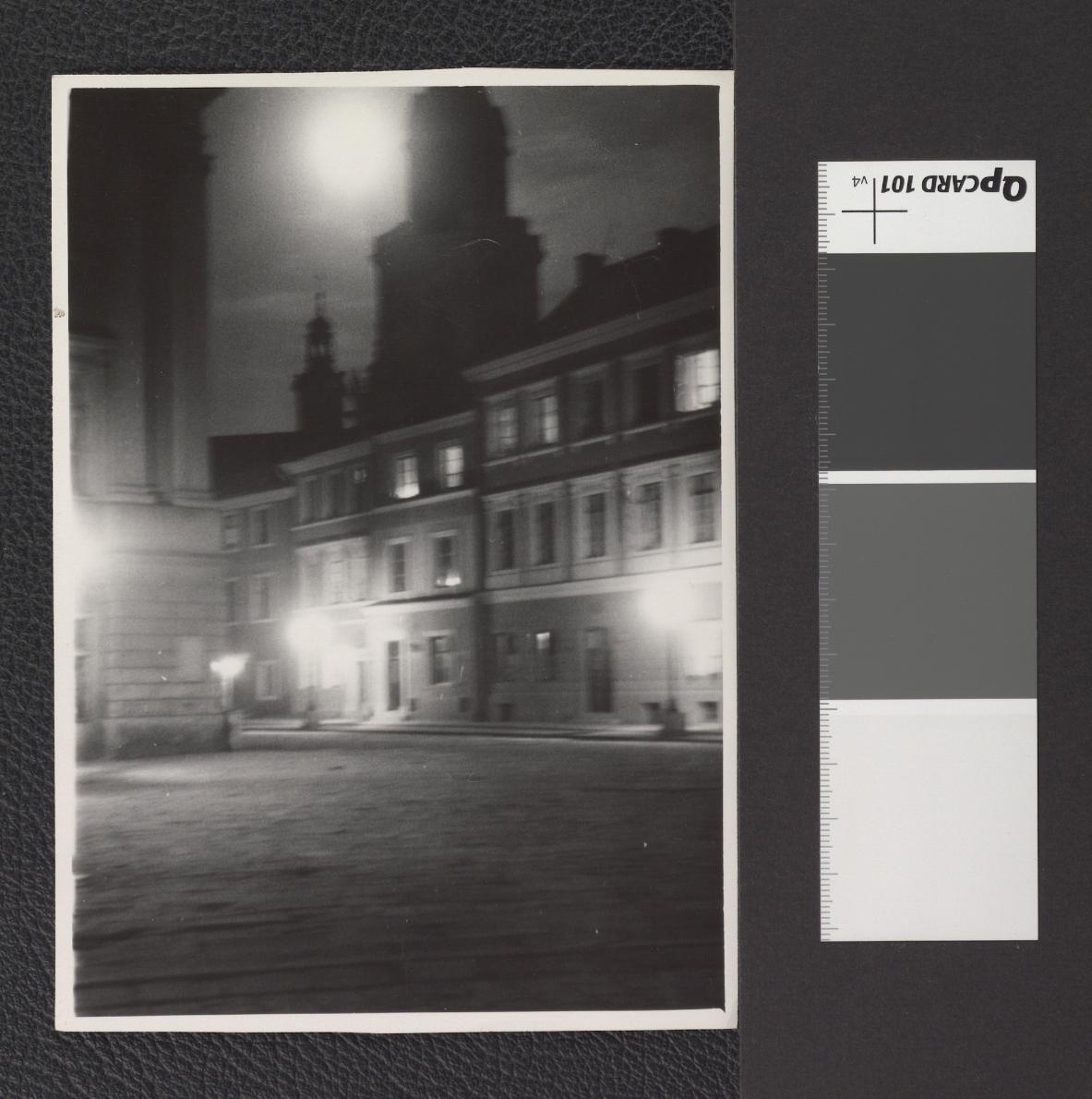 widok rynku nocą; widoczny fragment Trybunału oraz Bramy Trynitarskiej, skan 1