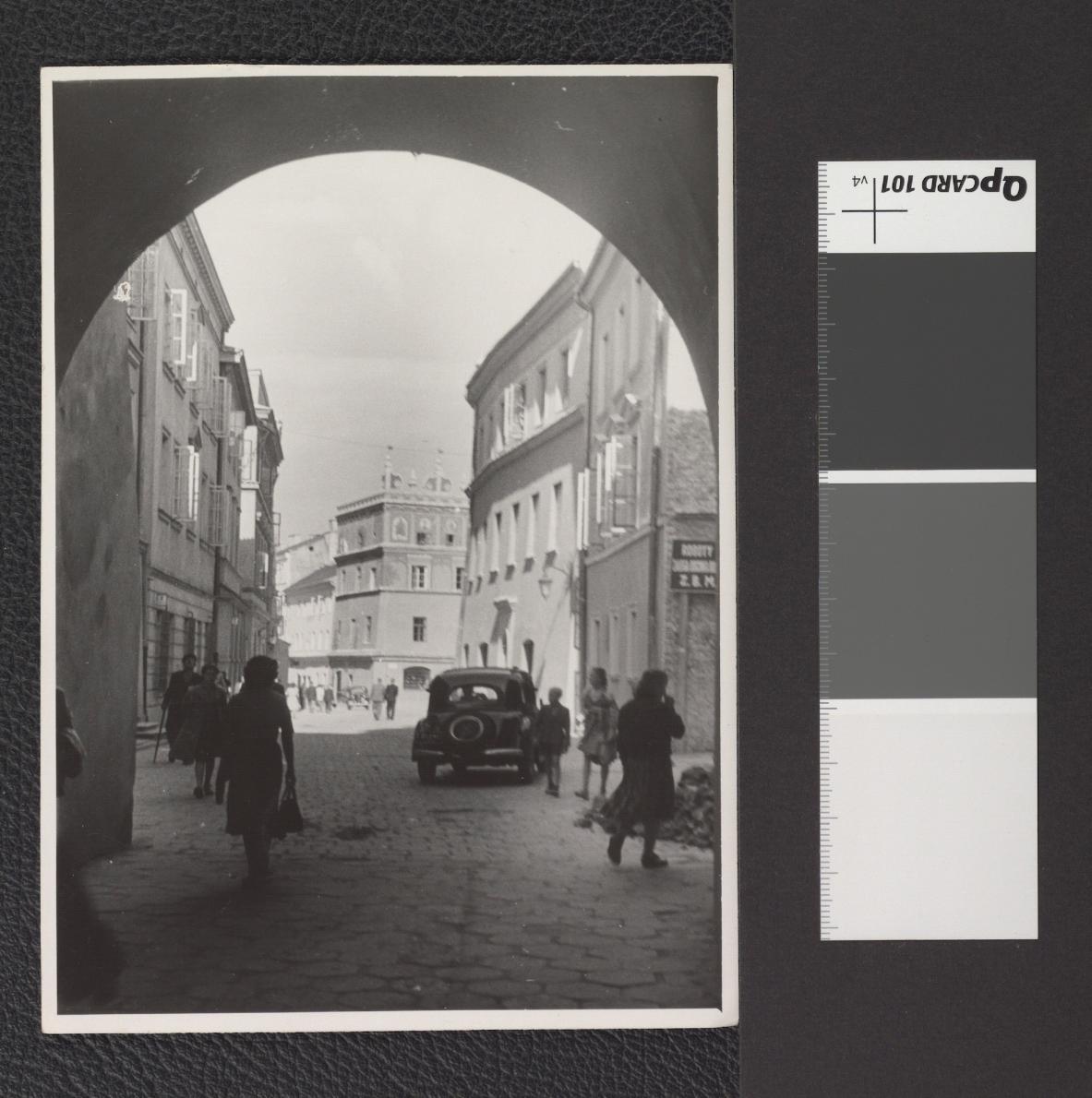 przejście przez Bramę Krakowską w kierunku rynku; w tle widoczna kamienica przy zbiegu ul. Grodzkiej i Złotej, skan 1