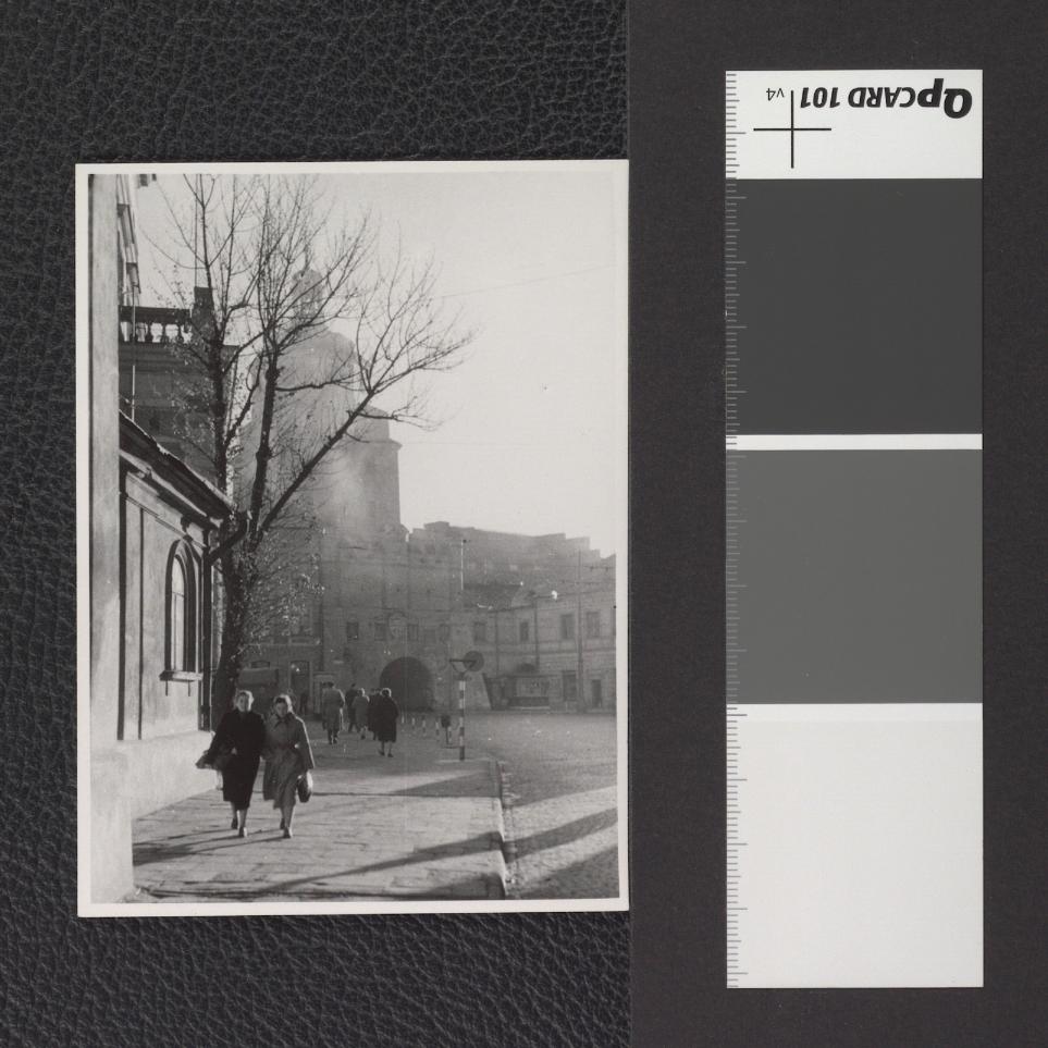 ul. Krakowskie Przedmieście z widoczną w tlę Bramą Krakowską; stan z 1959 r., skan 1