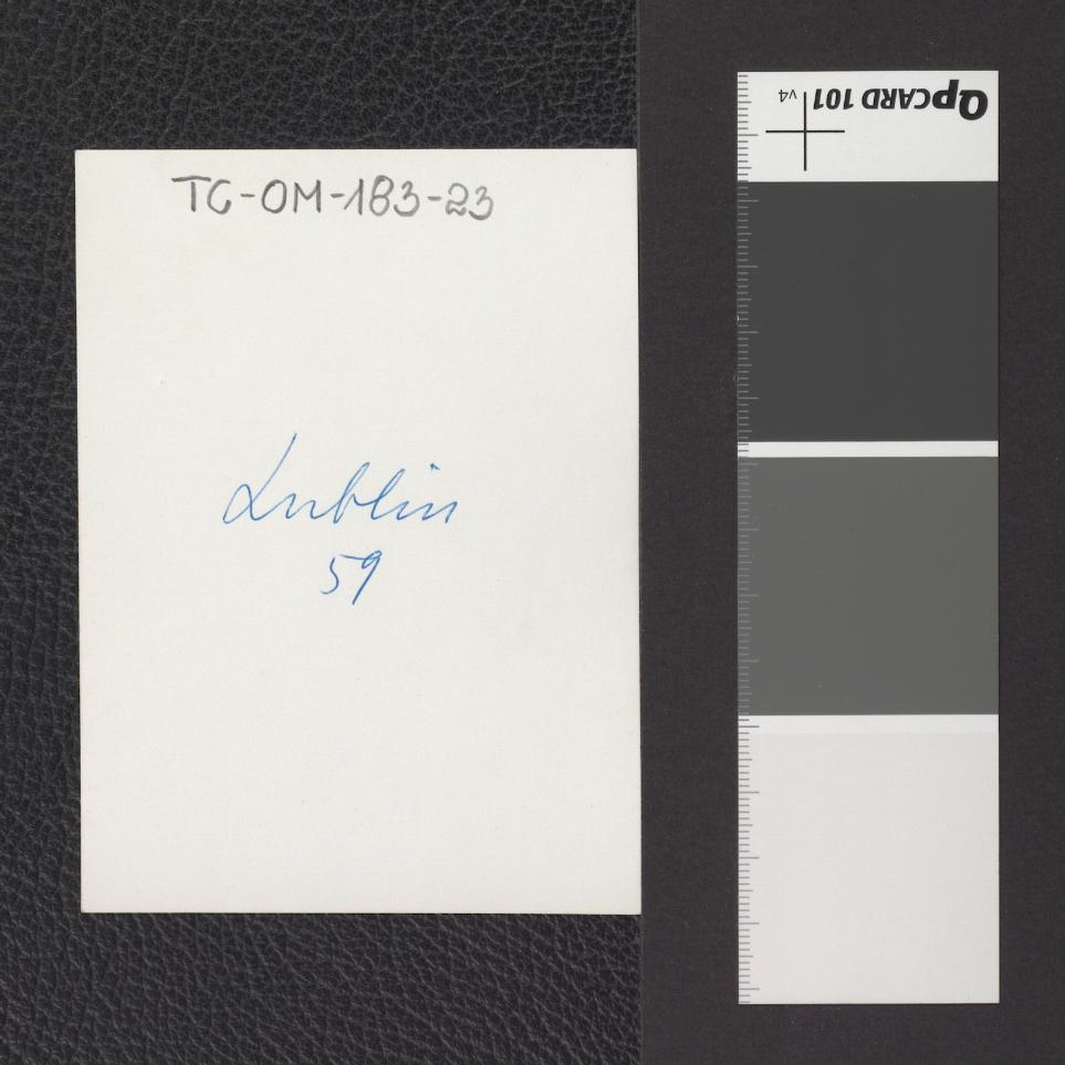 ul. Krakowskie Przedmieście z widoczną w tlę Bramą Krakowską; stan z 1959 r., skan 2