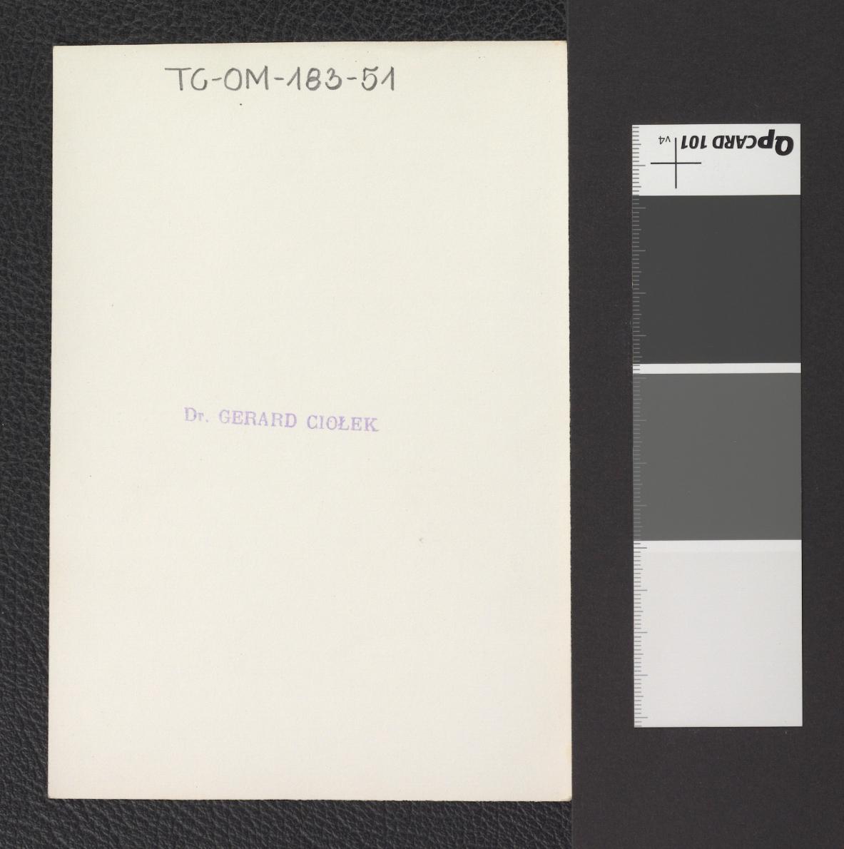 rynek z widocznymi kamienicami Konopniców i Sobieskich oraz Bramą Trynitarską w tle, skan 2