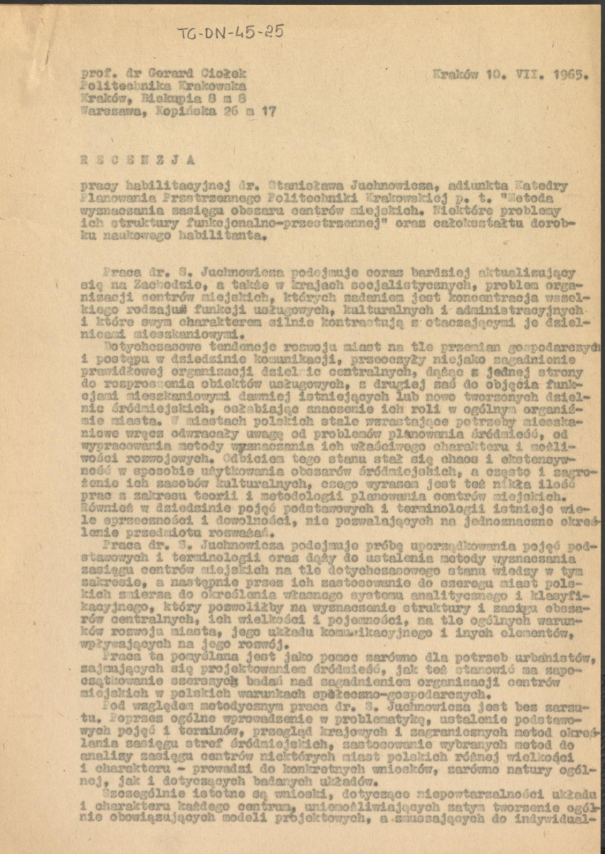 recenzja z dnia 10 lipca 1965 r. pracy habilitacynej Stanisława Juchnowicza pt. "Metoda wyznaczania zasięgu obszaru centrów miejskich. Niektóre problemy ich struktury funkcjonalno-przestrzennej", skan 1