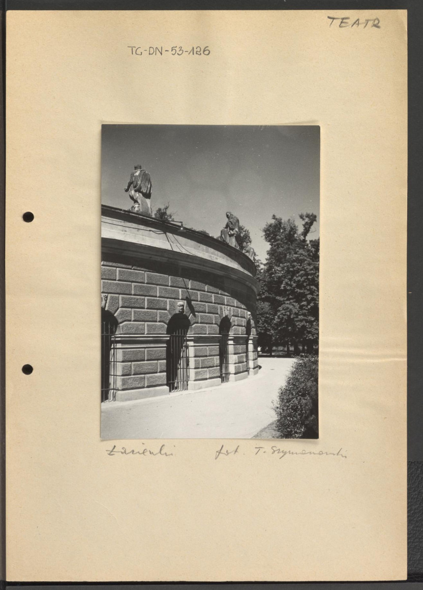 ilustracja związana z z hasłem - teatr - widok fragmentu amfiteatru w Łazienkach Królewskich, skan 1