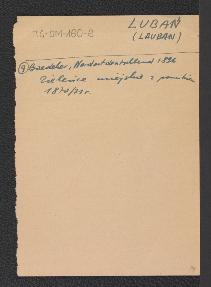 odsyłacz do Baedeker, Nordos – Deutschland, Baedeker 1896 wzmiankujący zieleńce miejskie z pomnikiem z roku 1870-1871, skan 1