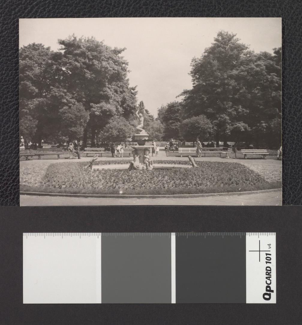 Park Sienkiewicza z widoczną fontanną (fotografia dwubarwna w formie pocztówki), skan 1