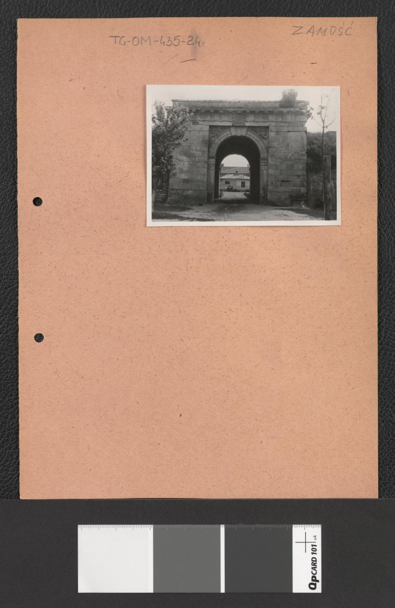 jedna z bram twierdzy (odbitki fotografii dwubarwnej), skan 1