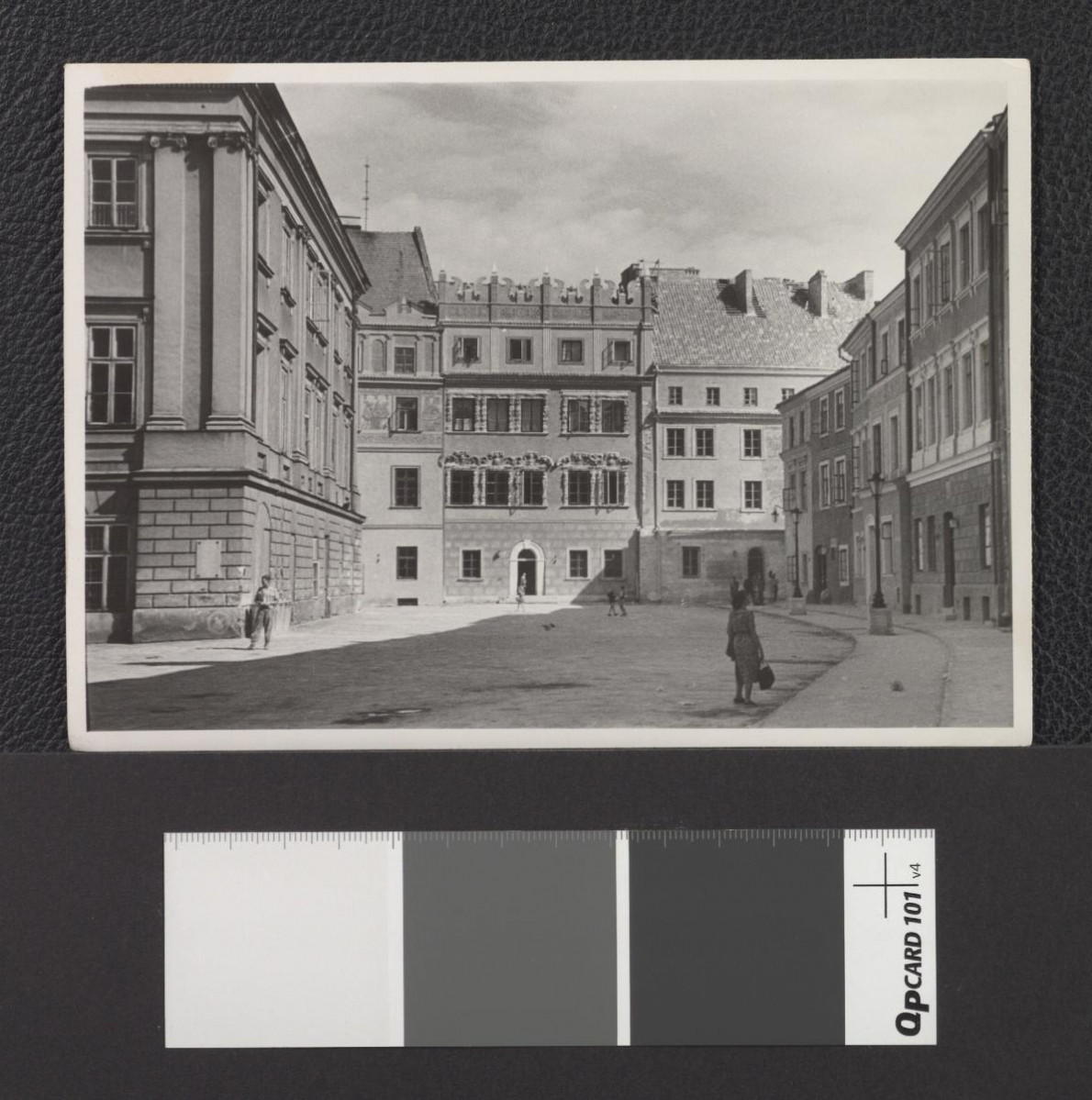 różne ujęcia rynku; w tle widoczne m.in. kamienice przy ul. Rynek, skan 1