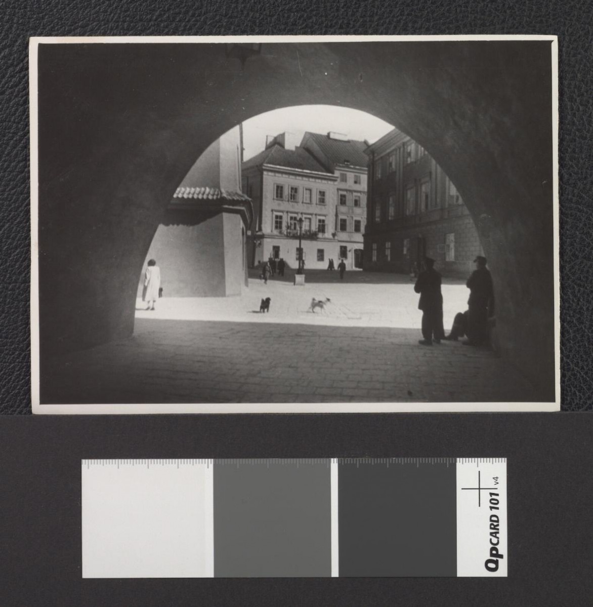 różne ujęcia rynku; w tle widoczne m.in. kamienice przy ul. Rynek, skan 3