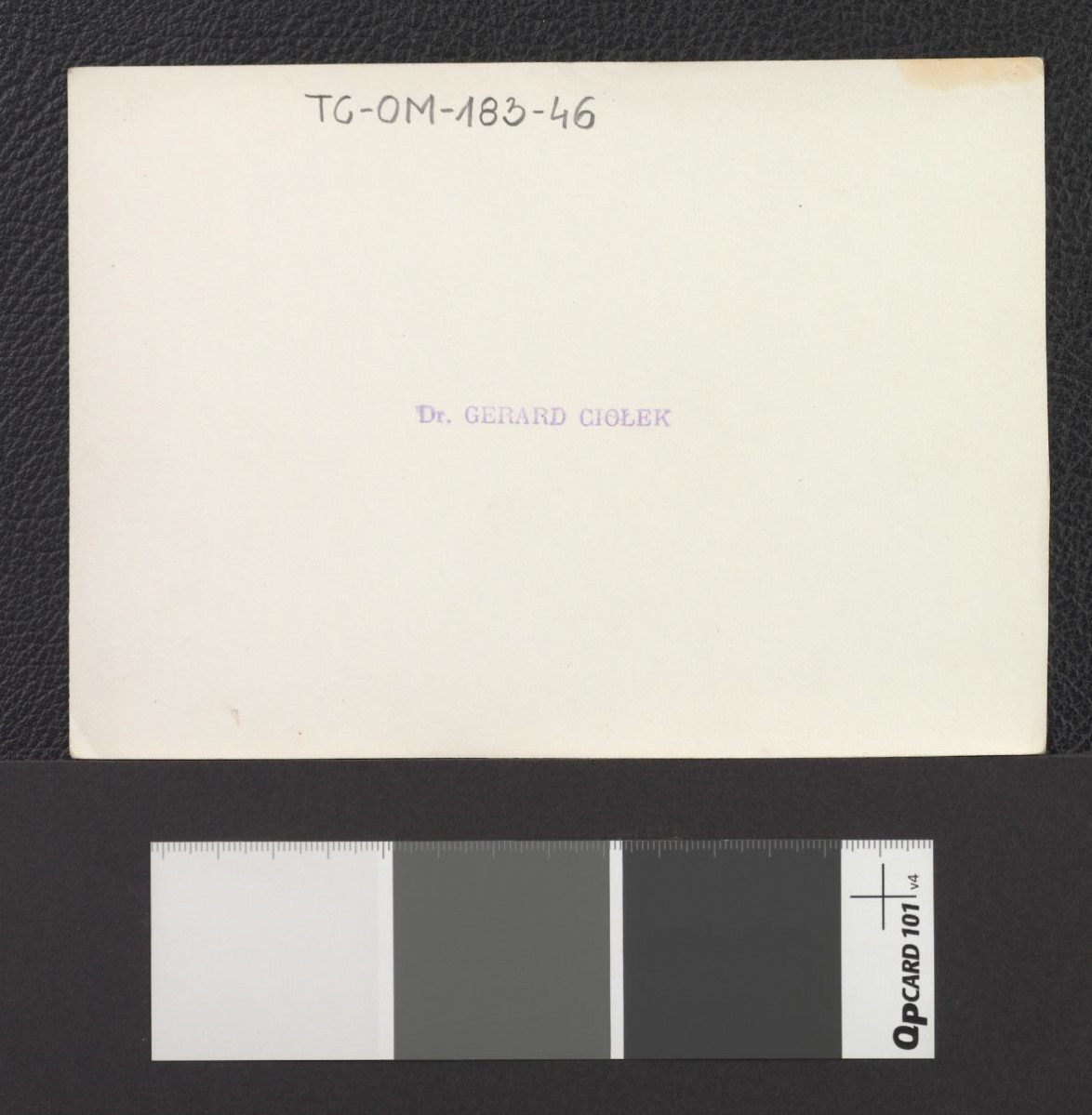 różne ujęcia rynku; w tle widoczne m.in. kamienice przy ul. Rynek, skan 10