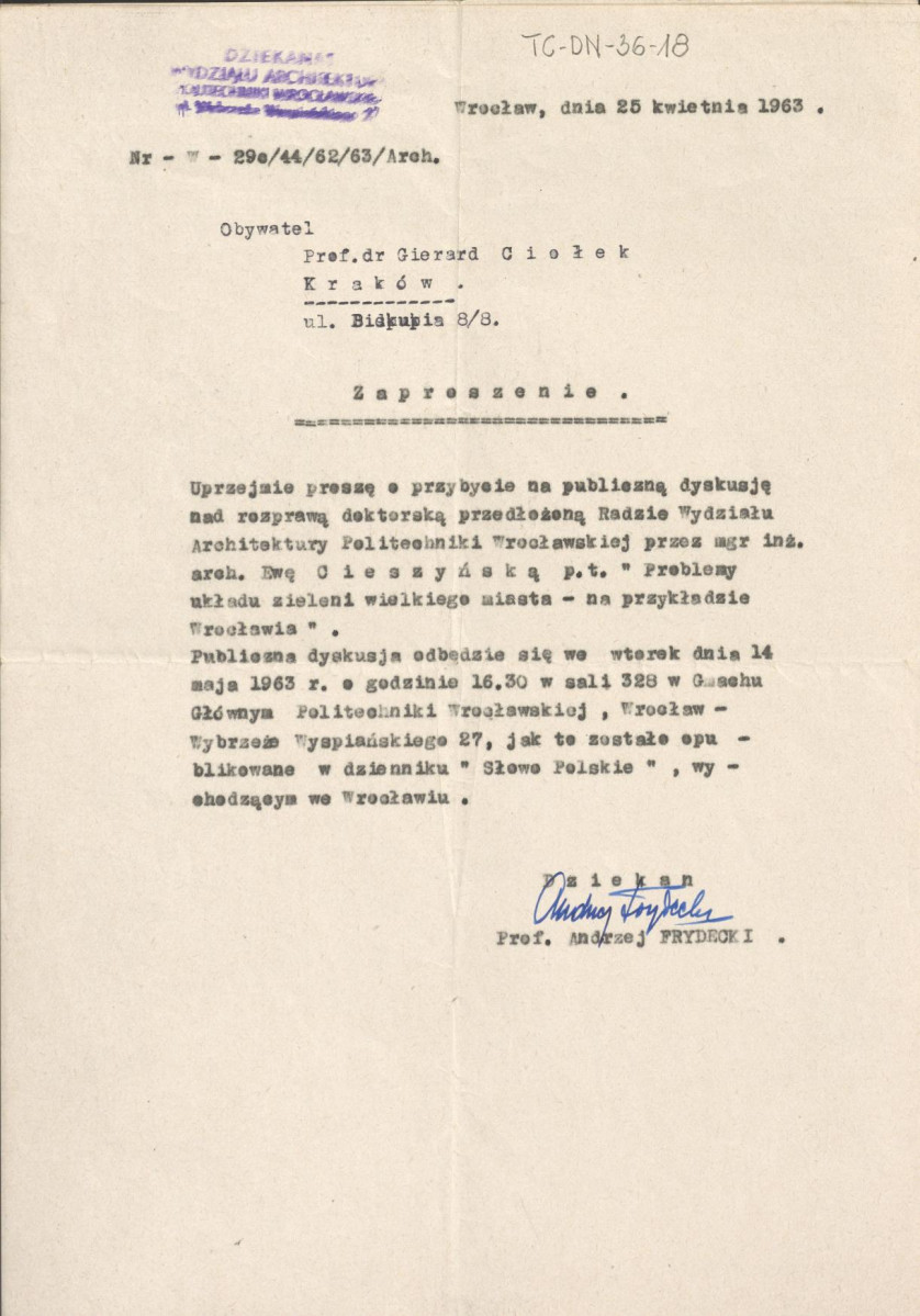 zaproszenia ze strony dziekana Wydziału Architektury Politechniki Wrocławskiej z dnia 25 kwietnia 1963 r. na publiczną dyskusję nad rozprawą doktorską Ewy Cieszyńskiej pt. "Problemy układu zieleni wielkiego miasta - na przykładzie Wrocławia", skan 1