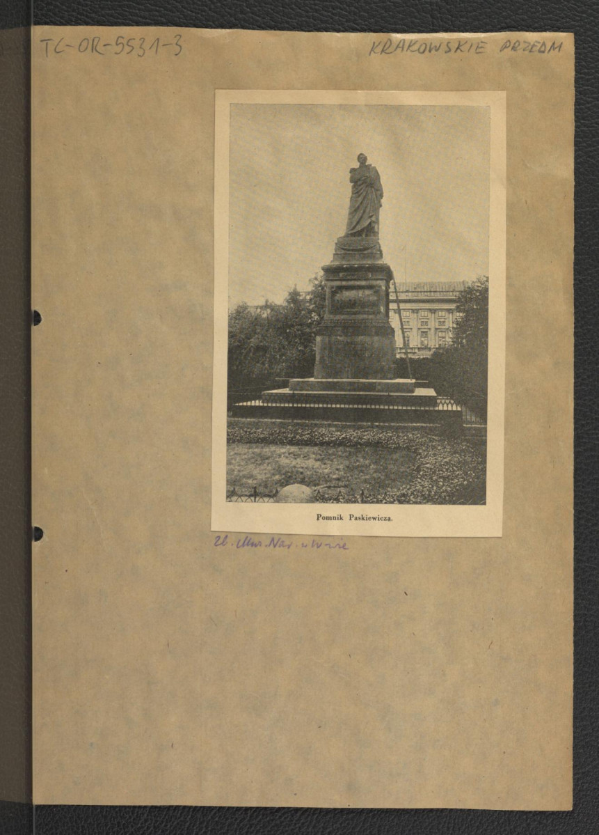 wycinek z publikacji tematycznej zawierający reprodukcje fotografii ukazujący pomnik Iwana Paskiewicza przy ul. Krakowskie Przedmieście 46/48 – stan sprzed 1917 r. , skan 1