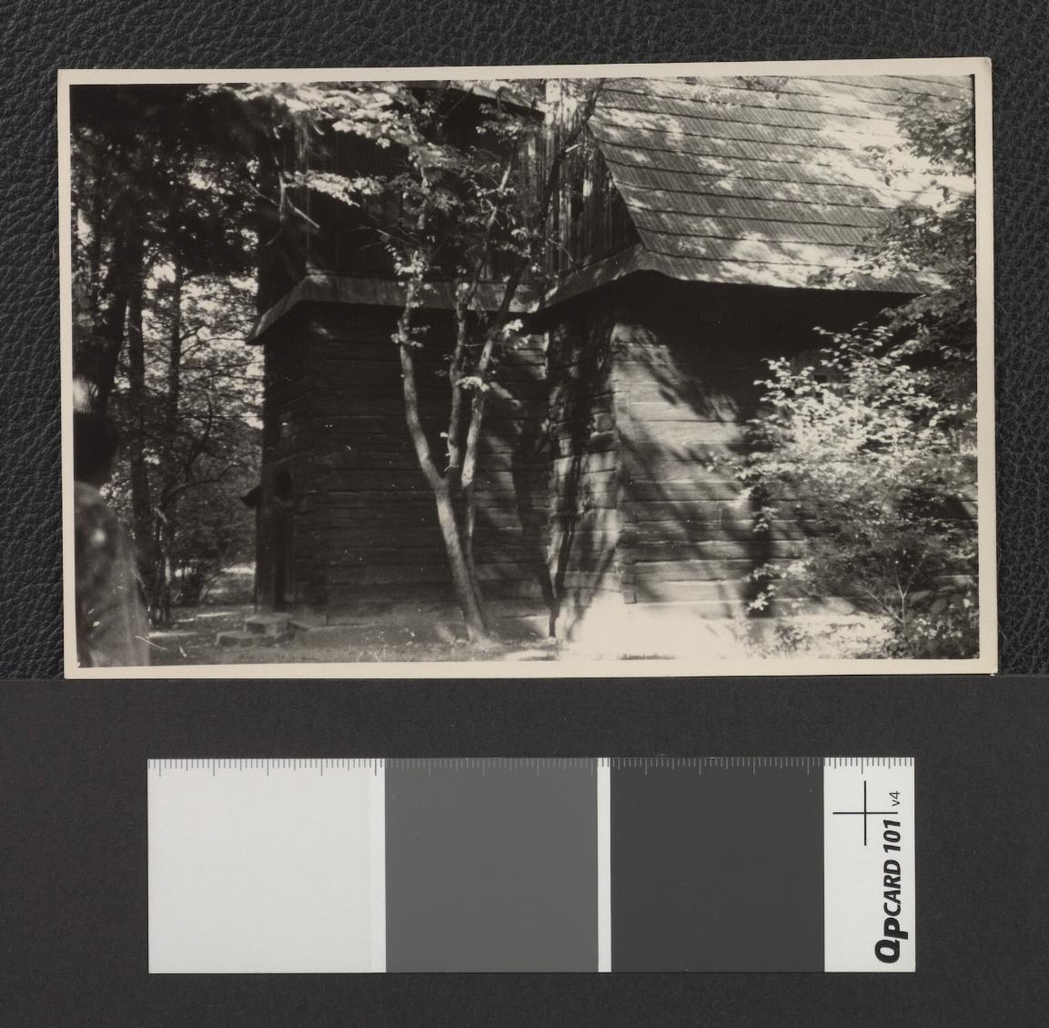 fragment kościoła przeniesionego z Opolszczyzny (fotografia dwubarwna z 29 września 1956 roku), skan 1