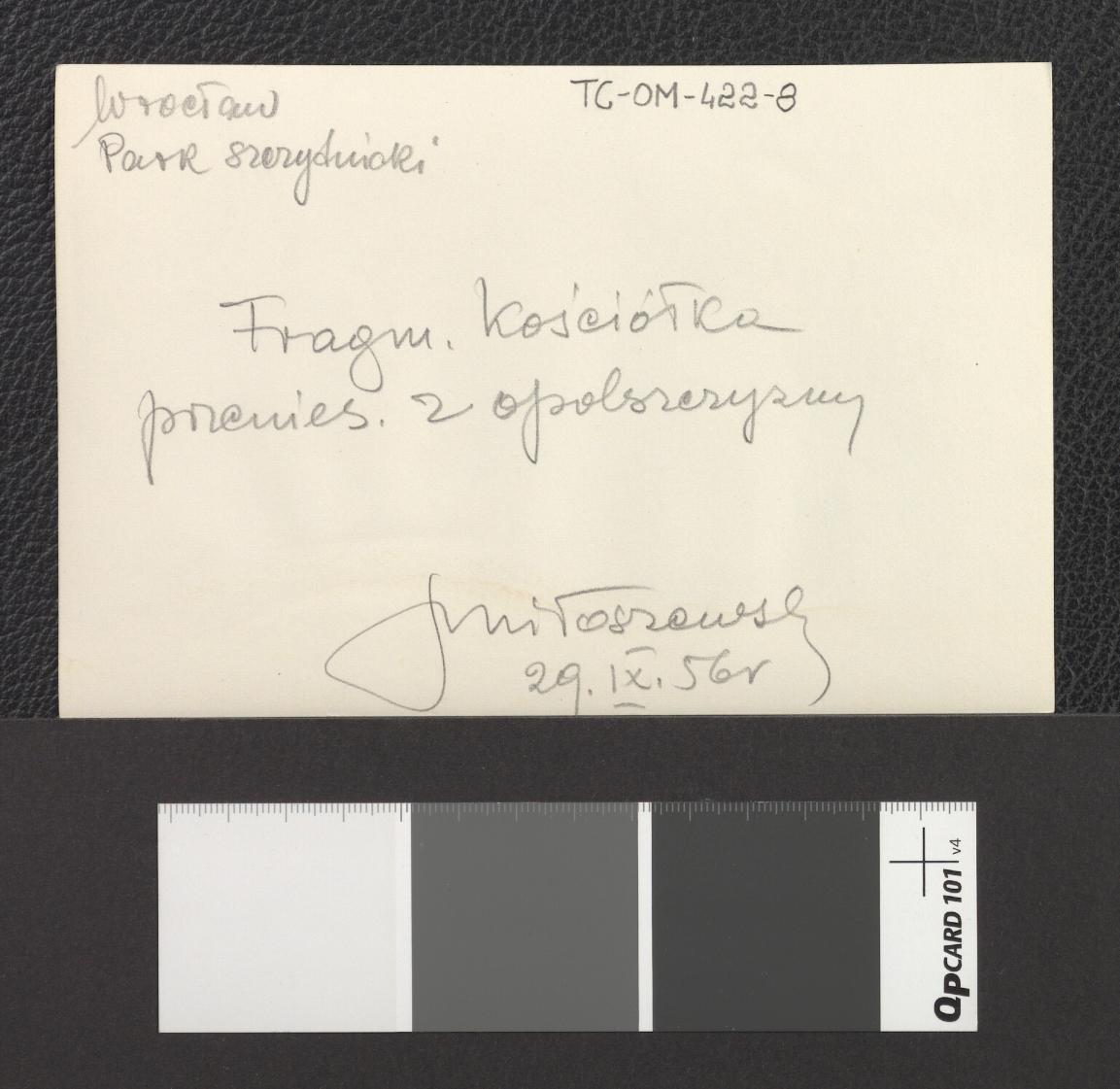 fragment kościoła przeniesionego z Opolszczyzny (fotografia dwubarwna z 29 września 1956 roku), skan 2