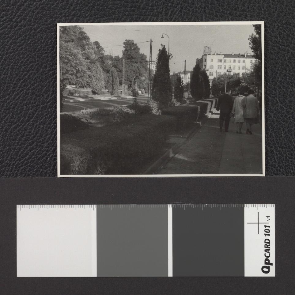 Aleje Racławickie z widocznymi w głębi budynkami przy ulicy Żwirki i Wigury oraz ulicy Lipowej, skan 1