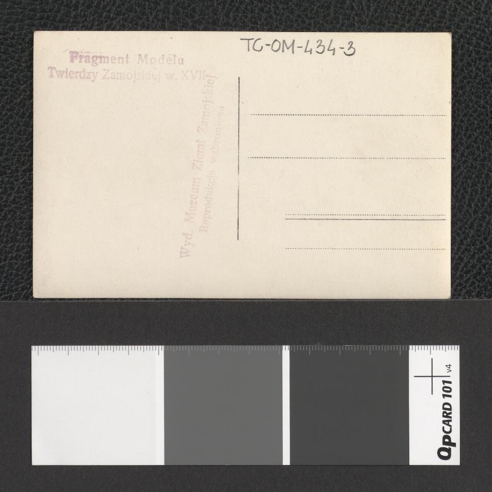 fragment modelu twierdzy zamojskiej ukazujący jeden z wjazdów do miasta (fotografia dwubarwna w formie pocztówki), skan 2