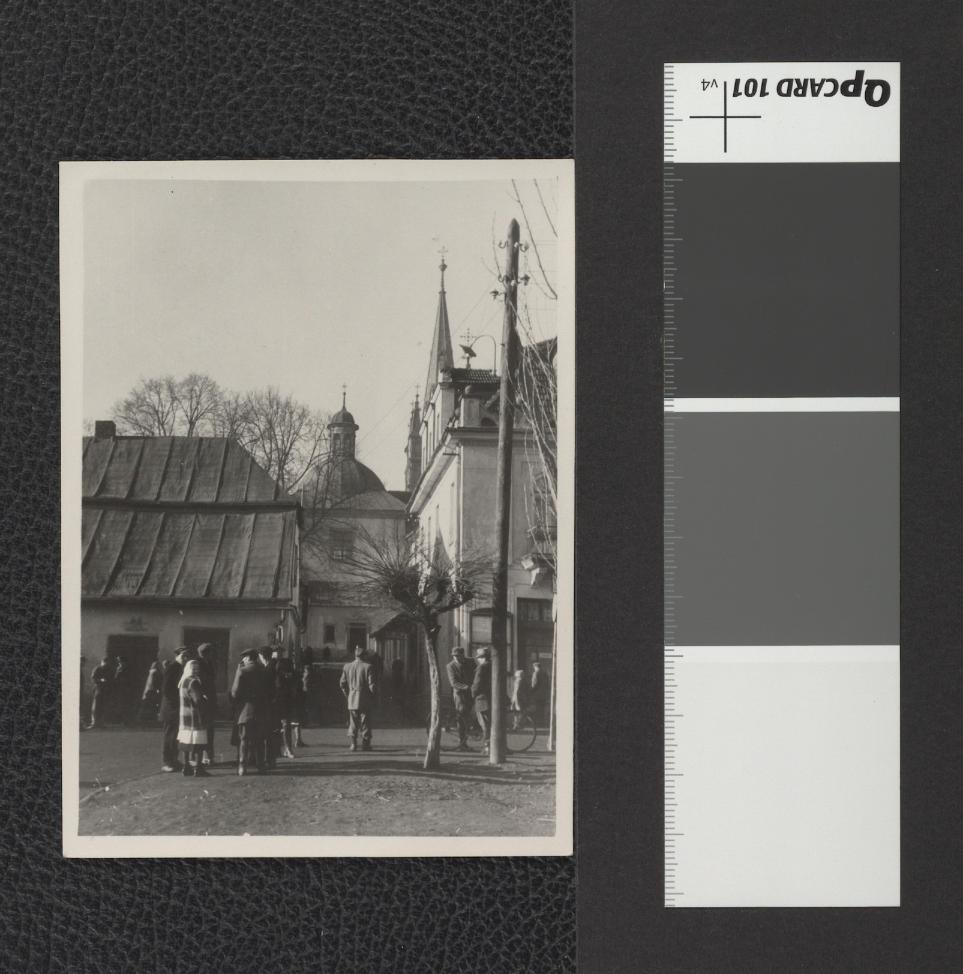 fragment zabudowy miejskiej z widocznym w tle kościołem NMP Narodzenia, skan 1