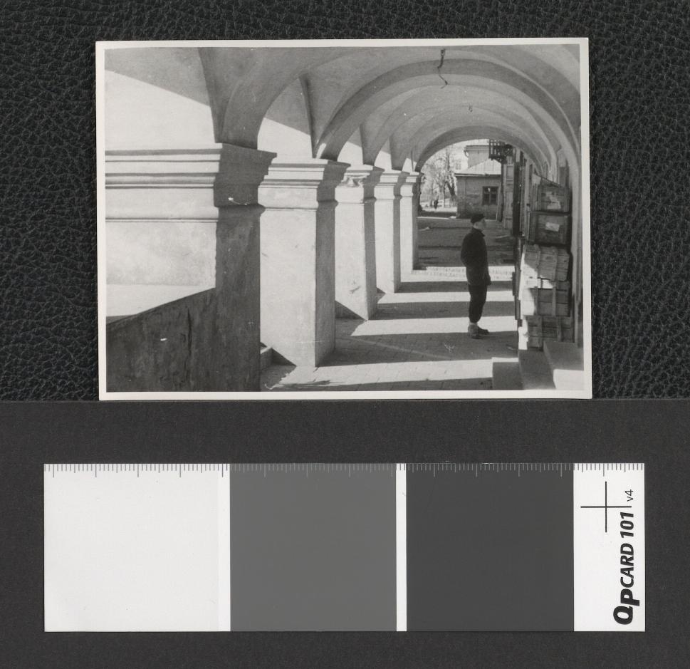 arkady kamienic przy rynku (odbitki dwubarwnej fotografii), skan 1