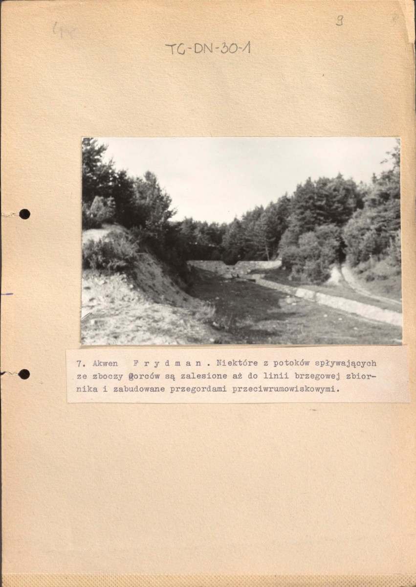 Poszyt zawierający "Zdjęcia fotograficzne porównawcze stanu istniejącego obrzeży oraz zmian spowodowanych utworzeniem zalewów" wykonane przez Gerarda Ciołka, skan 9