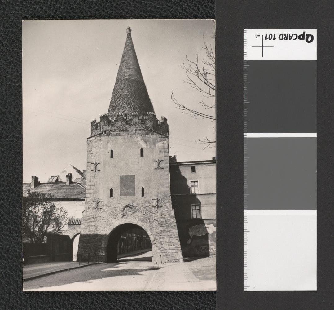 późnogotycka Brama Paczkowska z XV wieku (fotografia dwubarwna w formie pocztówki), skan 1