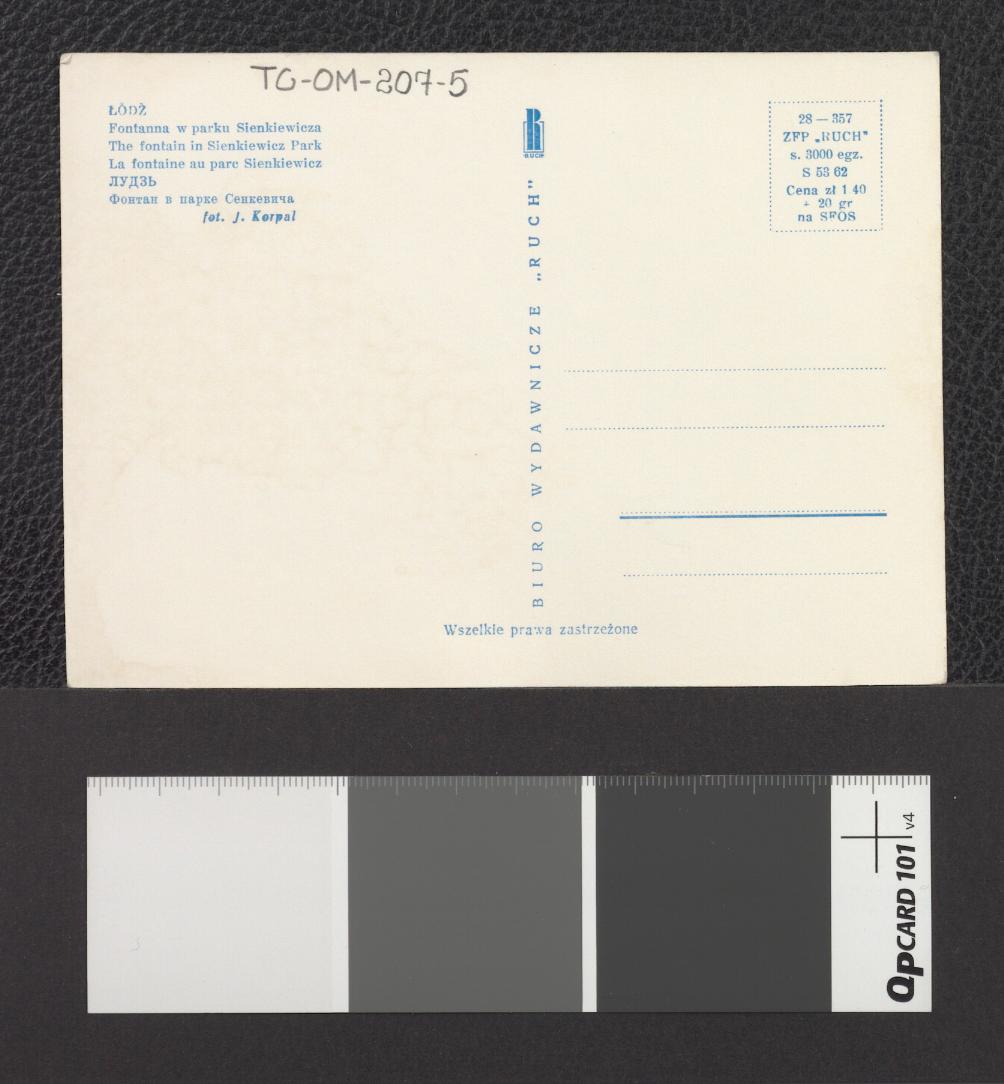 zbliżenie zdobionej rzeźbami figuratywnymi fontanny w miejscowym parku (fotografia dwubarwna w formie pocztówki), skan 2