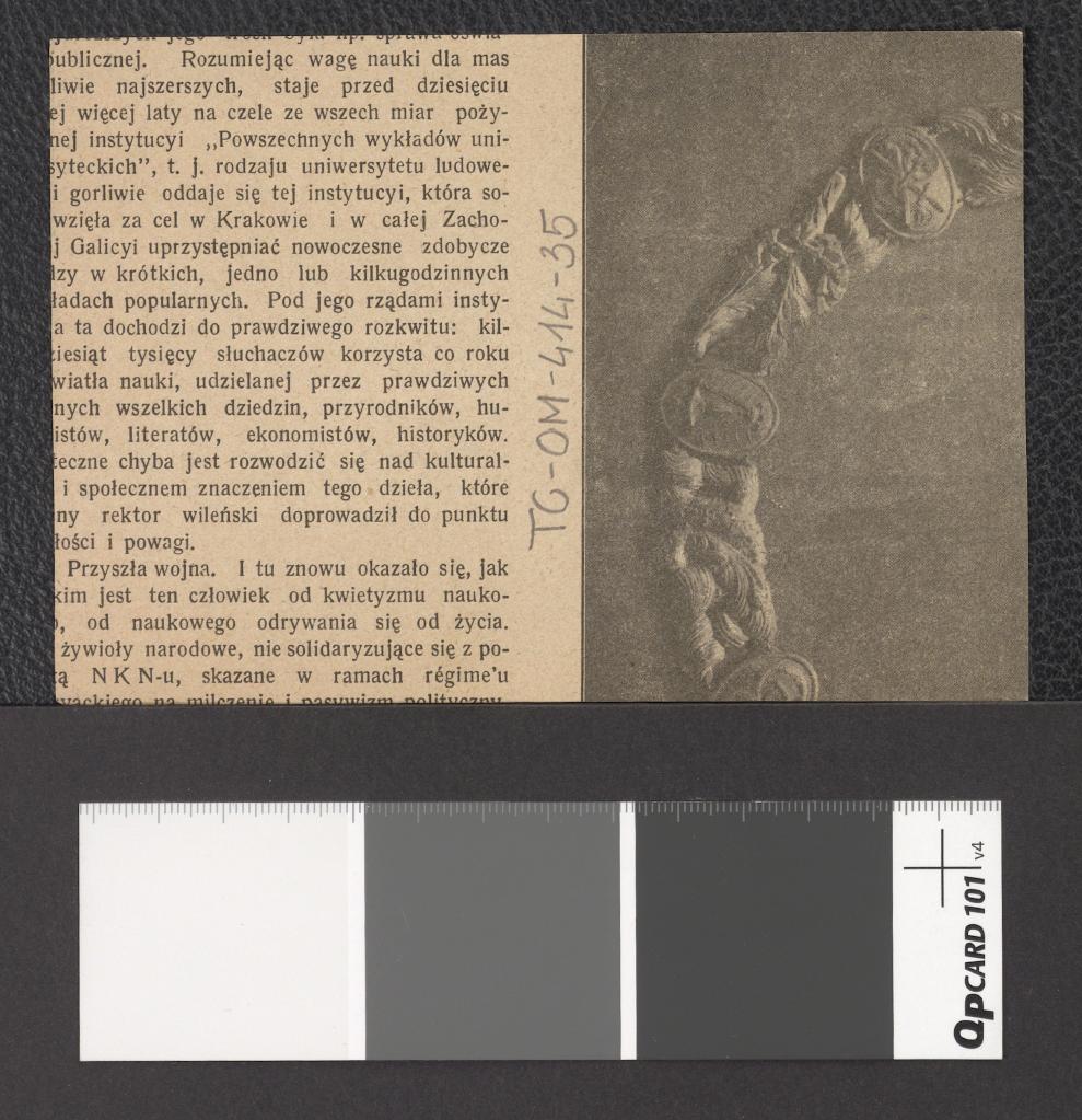 wnętrze uniwersytetu wraz z popiersiem astronoma Marcina Poczobutta żyjącego w latach 1728-1810 (wycinek zawierający dwubarwną reprodukcję fotografii), skan 2
