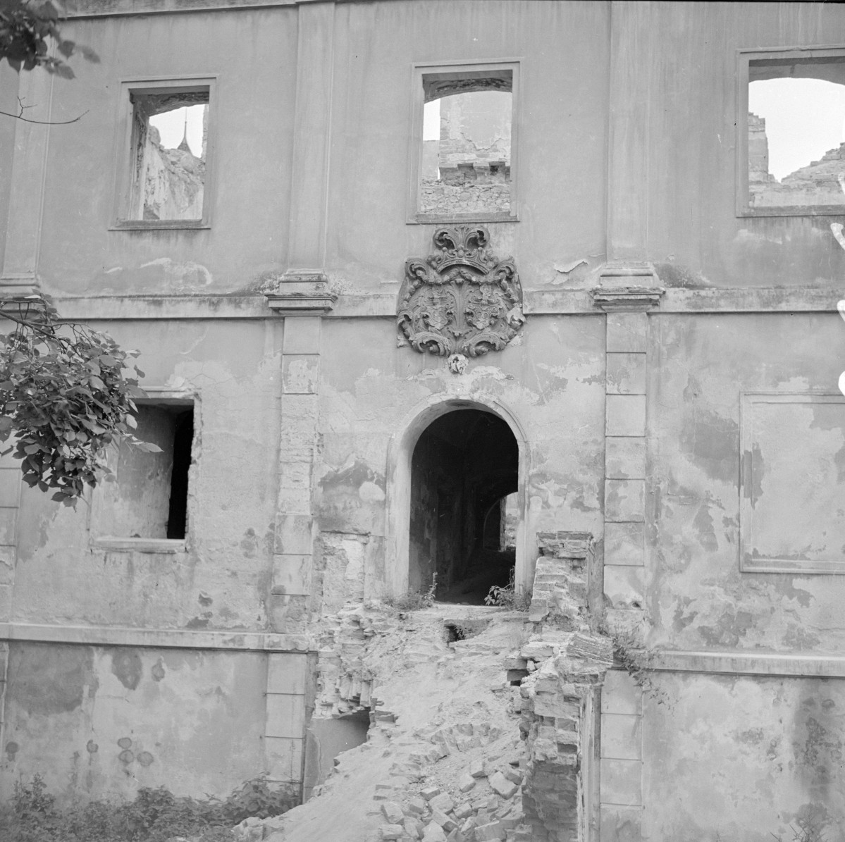 pałac - elewacja płd. portal, skan 1