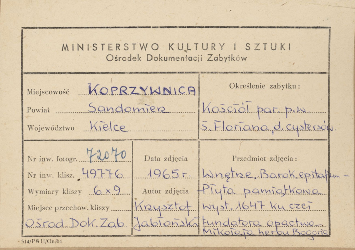 Zespół klasztorny - kościół, wnętrze, widok płyty pamiątkowej ku czci fundatora opactwa - metryczka, skan 1