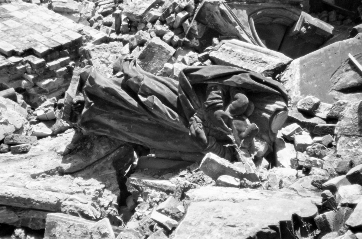 Katedra pw. św. Jana Chrzciciela. Gruzowisko ze zniszczonym nagrobkiem., skan 1