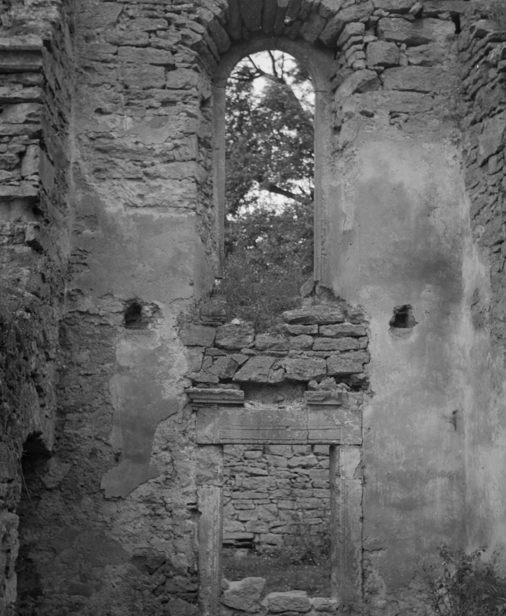 fragment wnętrza ruin kościoła św. Ducha - widok na okno, skan 1