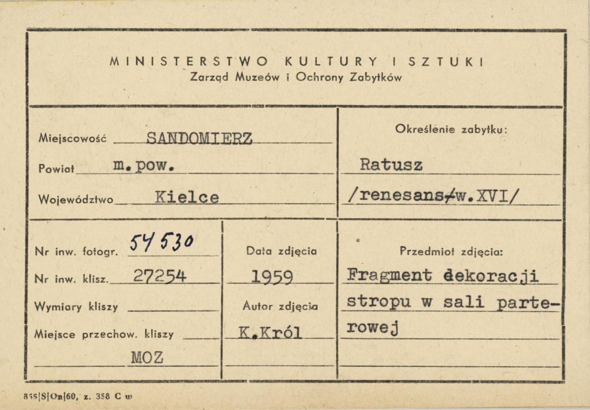 Ratusz - wnętrze, fragment dekoracji stropu na parterze - metryczka, skan 1