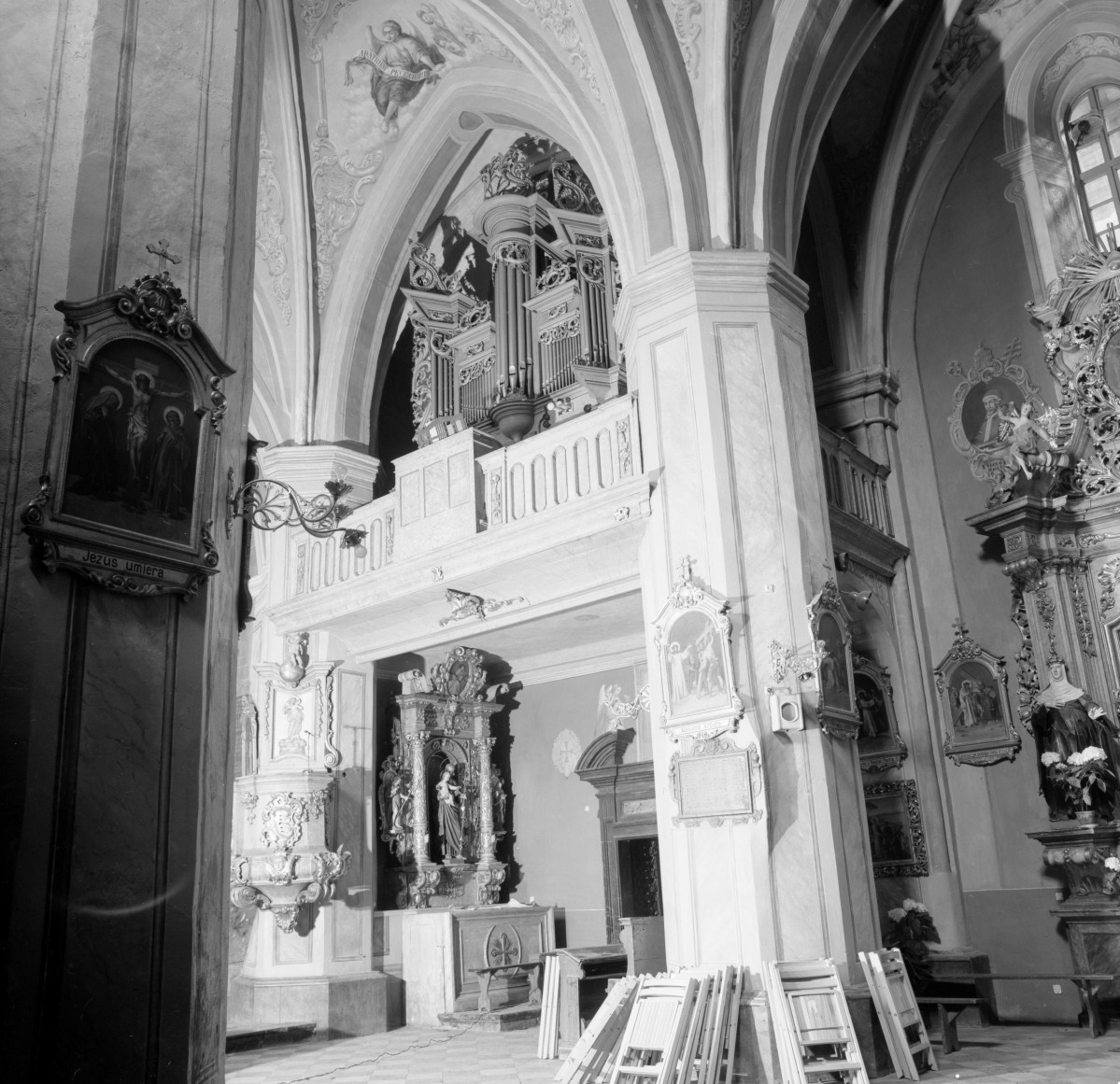 klasztor ss. Mniszek Benedyktynek - kościół pw. Najświętszej Maryi Panny i św. Wojciecha - wnętrze - nawa główna - organy, skan 1