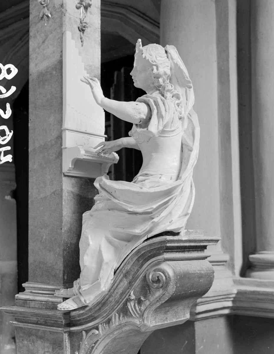 kościół katedralny pw. Narodzenia Najświętszej Marii Panny - wnętrze: rzeźba św. Cecylii, skan 1