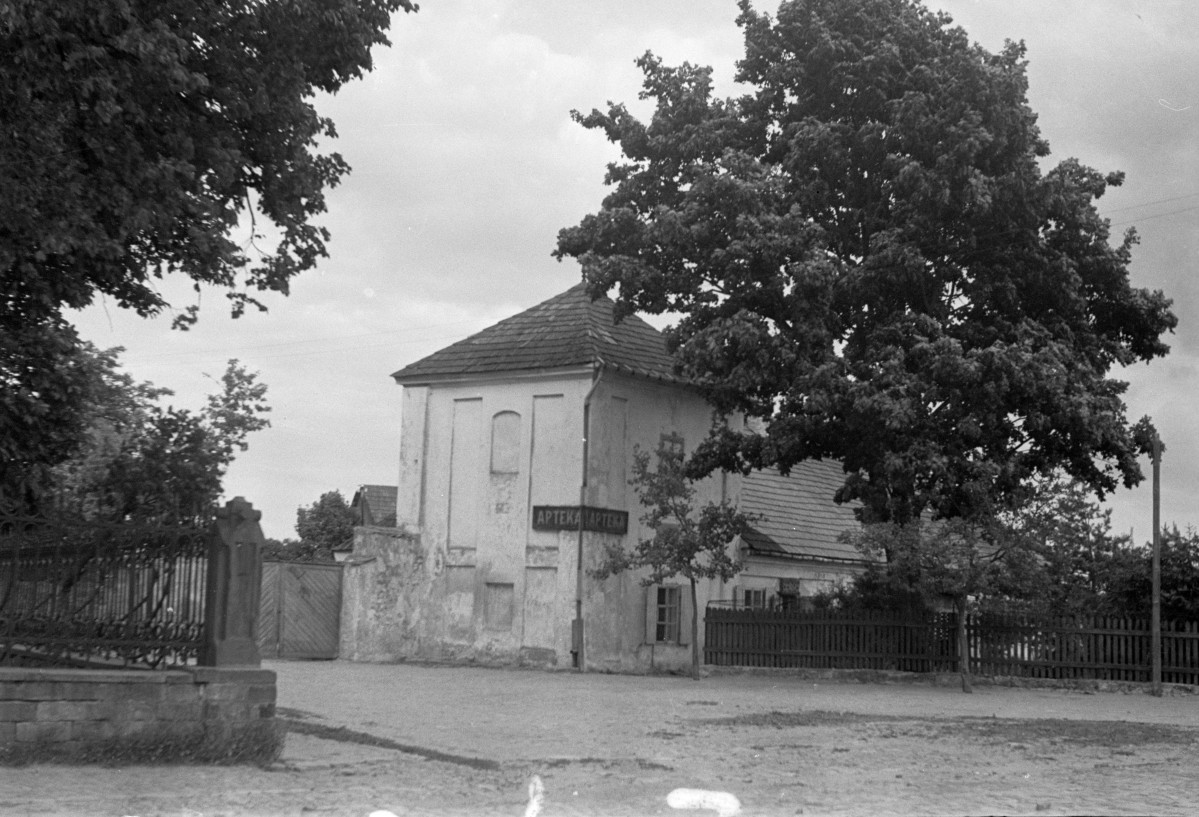 dom obok kościoła - apteka, skan 1