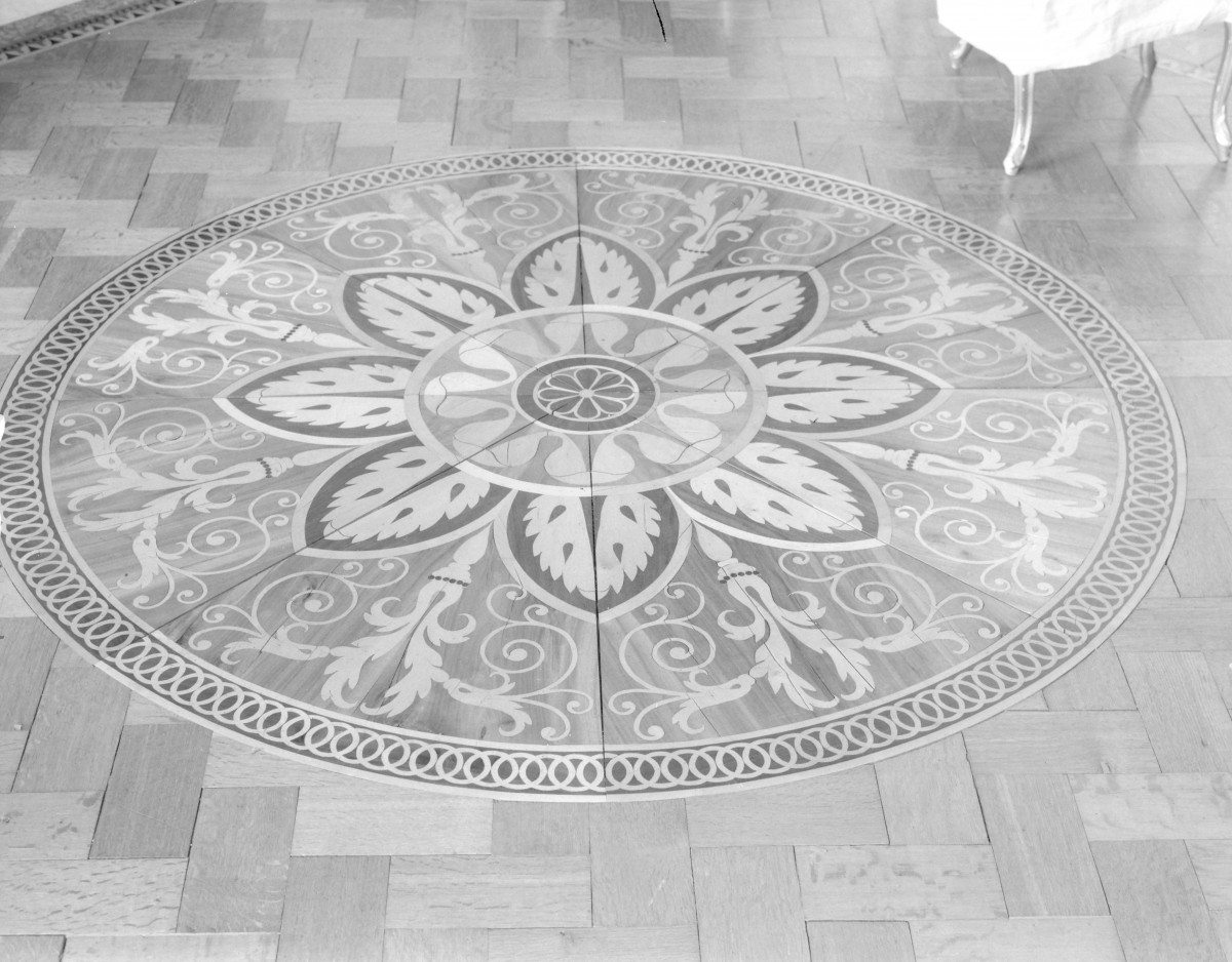 zamek magnacki Lubomirskich i Potockich - wnętrze - piętro I - Sala Lustrzana - fragment parkietu, skan 1