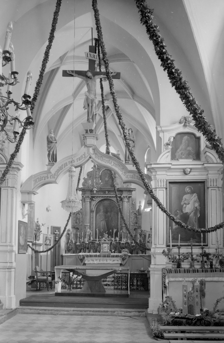 Kościół św. Stanisława Biskupa i św. Tomasza Apostoła - wnętrze: ołtarz główny, skan 1