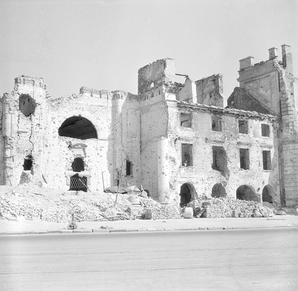 Kościół św. Andrzeja Apostoła oraz klasztor Bonifratrów - ruiny. Widok od strony placu., skan 1