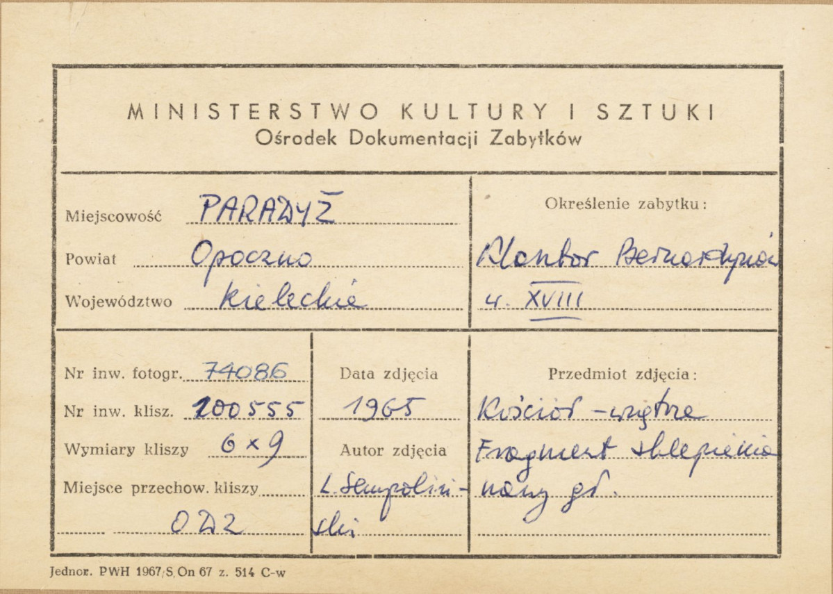 Zespół klasztorny - kościół, wnętrze, fragment ściany i sklepienia nawy głównej - metryczka
 , skan 1