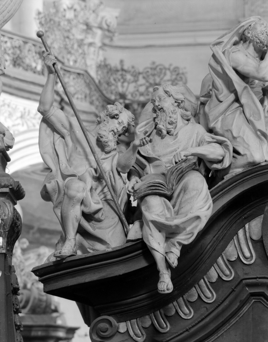 kościół, ob. parafialny pw. Wniebowzięcia Najświętszej Marii Panny - wnętrze: grupa rzeźb ze zwieńczenia stall, skan 1