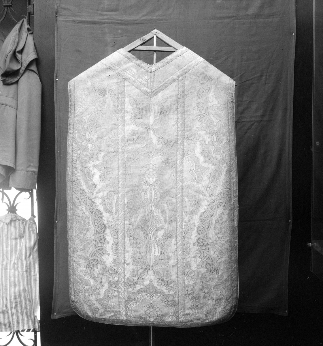 Skarbiec katedralny - Ornat z brokatu. Francja ok. 1715-1720. Całość, tył., skan 1