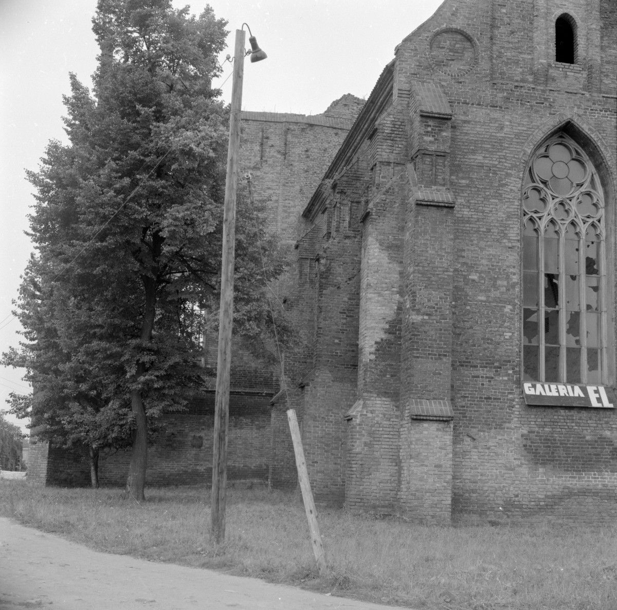 zespół klasztorny dominikanów, kościół pw. Najświętszej Marii Panny, obecnie galeria sztuki EL- elewacja wschodnia, prezbiterium, fragment, skan 1