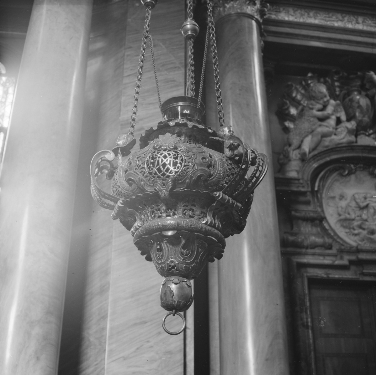 Katedra św. Jana Chrzciciela - wnętrze. Wieczna lampa., skan 1