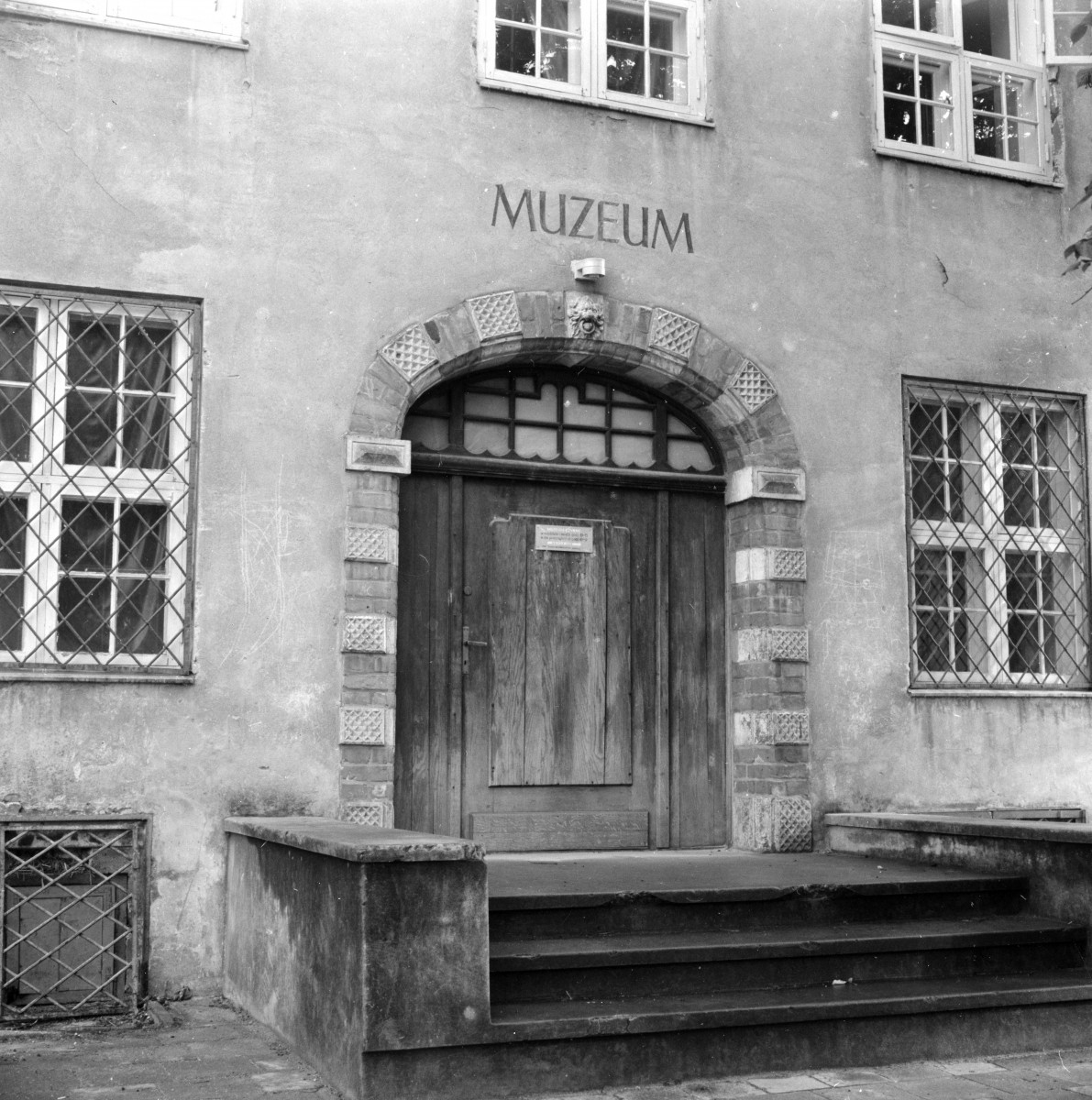 budynek muzeum - elewacja frontowa, portal, skan 1